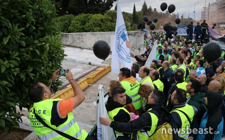 Στη Βουλή με μαύρα μπαλόνια στα χέρια τα σώματα ασφαλείας