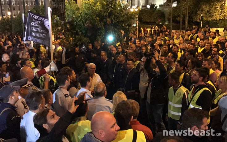 Τον εθνικό ύμνο τραγούδησαν οι ένστολοι έξω από τη Βουλή