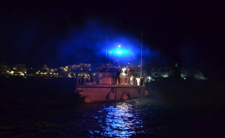 Σκάφη του λιμενικού στις πυρόπληκτες περιοχές για τον απεγκλωβισμό πολιτών