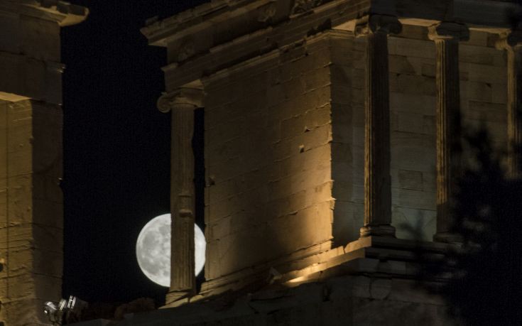 Η πρώτη πανσέληνος του καλοκαιριού και τα… παιχνίδια της με την Ακρόπολη