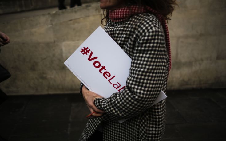 Στις 8 μονάδες το προβάδισμα των Συντηρητικών της Μέι έναντι των Εργατικών