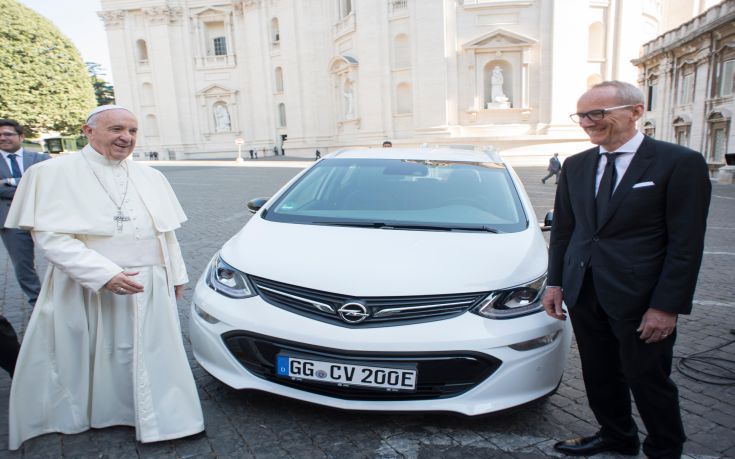 Ο Πάπας με Opel Ampera-e