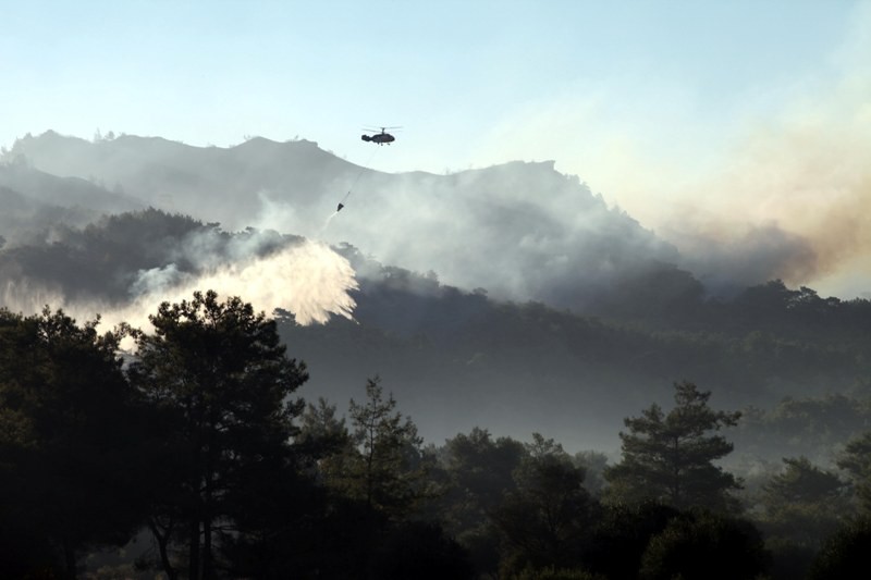 Αποπνικτική η ατμόσφαιρα στην Κορώνη από την πυρκαγιά