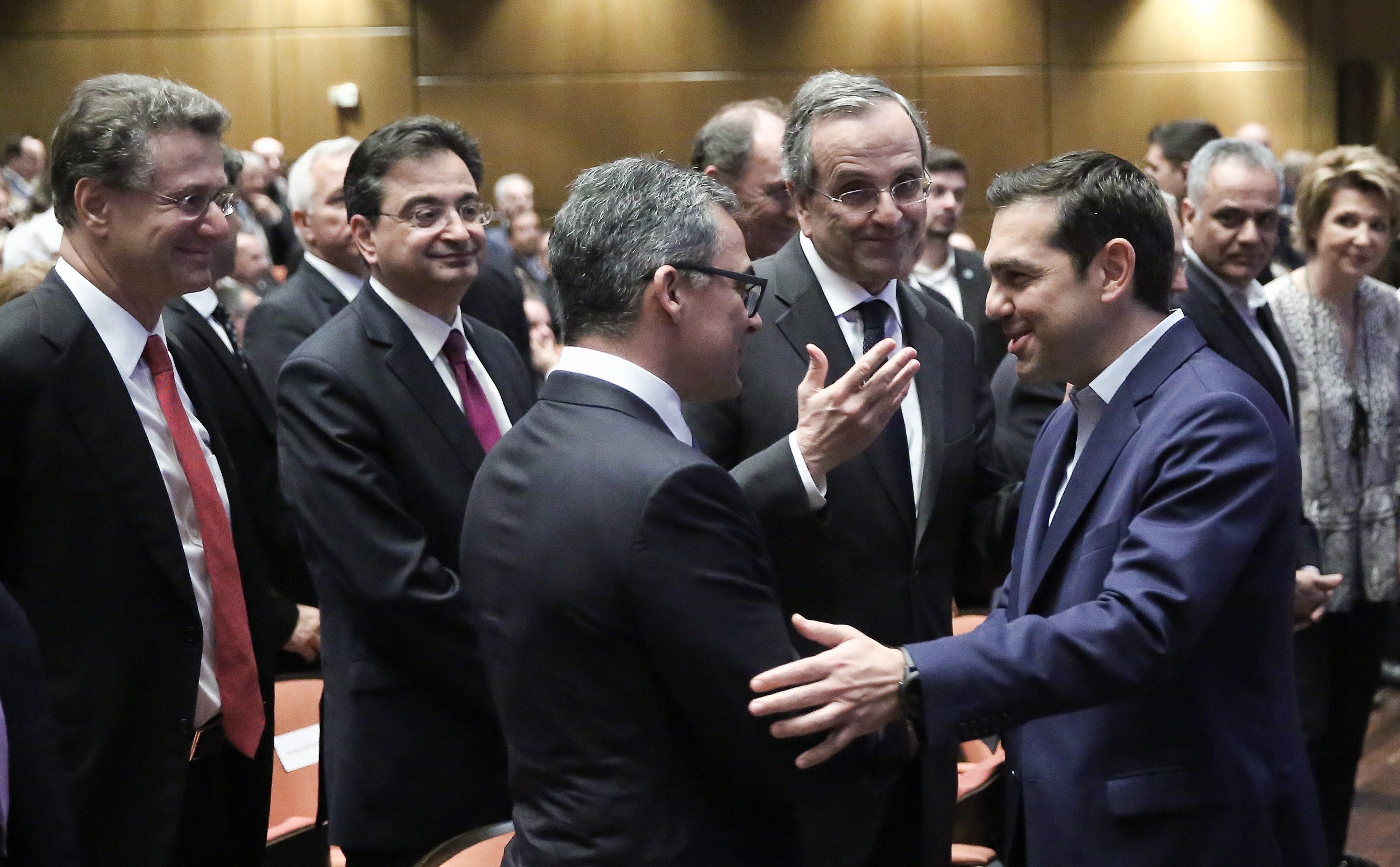 Πρόσκληση Τσίπρα για πολιτικό διάλογο μπροστά στον κίνδυνο αδιεξόδου για το χρέος