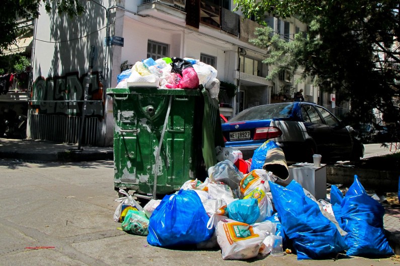 «Βουνά» σχηματίζουν τα σκουπίδια και στη Θεσσαλονίκη