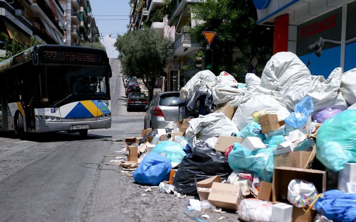 «Τουρίστες προσπαθούν να γλιτώσουν από τα σκουπίδια»
