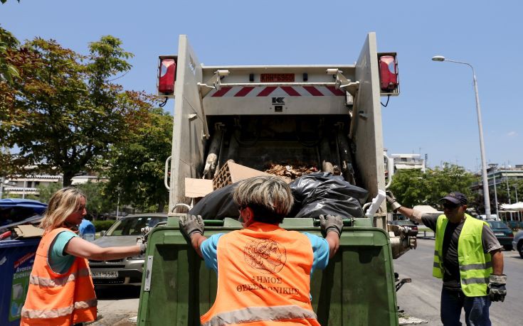 Ένταση, διακοπές και πανό στο δημοτικό συμβούλιο Ιωαννίνων για τη διαχείριση των απορριμμάτων