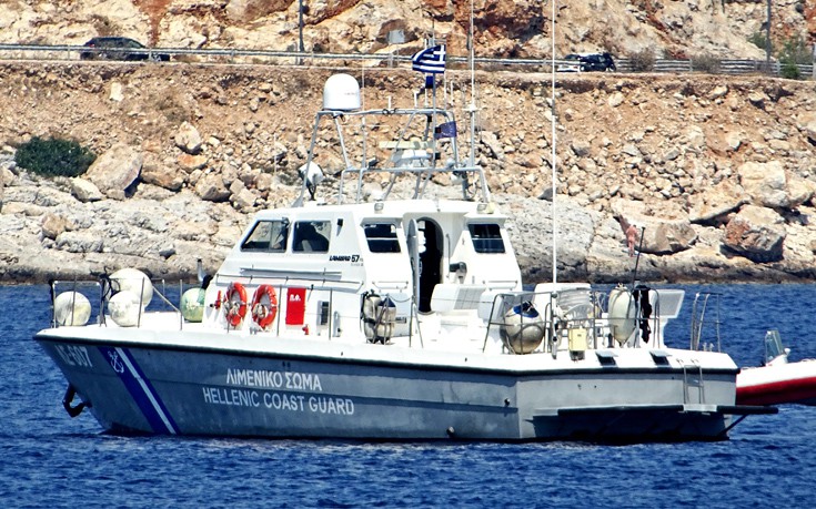 Αποκολλήθηκε μετά από 16 μέρες το πλοίο που είχε προσαράξει στη Σαντορίνη
