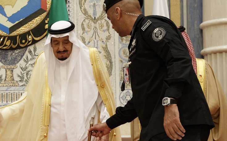 Ο Σαουδάραβας βασιλιάς ανέτρεψε τη διαδοχή του θρόνου και τοποθέτησε τον αγαπημένο του γιο