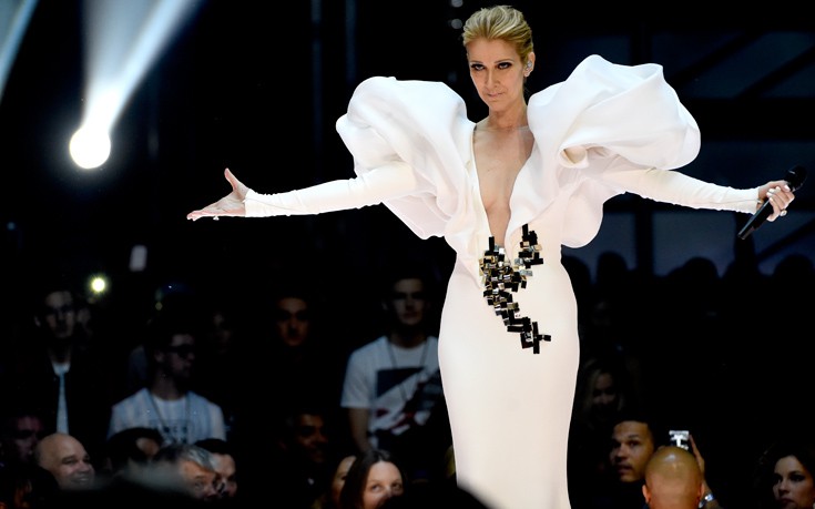 Η Celine Dion τραγουδάει για τα θύματα της πυρκαγιάς στον Πύργο Grenfell
