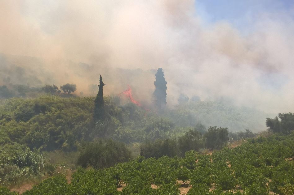 Μεγάλο πύρινο μέτωπο στην Κορώνη Μεσσηνίας