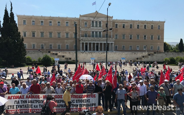 Έφτασαν στη Βουλή οι συνταξιούχοι