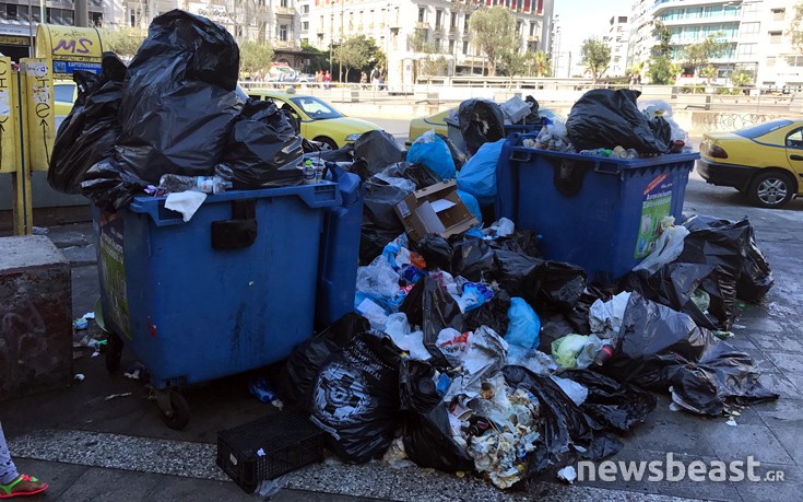 Σε απέραντη χωματερή έχουν μετατραπεί οι δρόμοι της Αθήνας