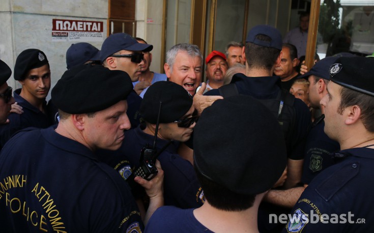 Αστυνομικοί εμπόδισαν μέλη της ΠΟΕΔΗΝ να βγουν από τα γραφεία τους