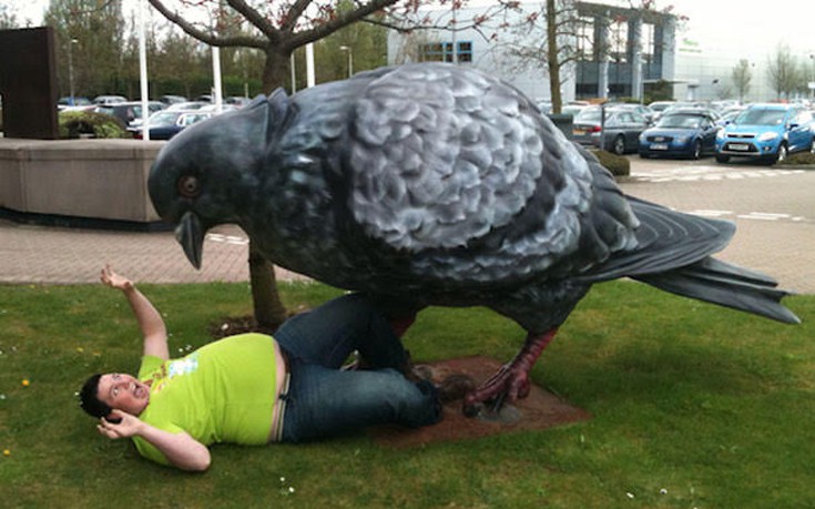 Αγάλματα που ζωντανεύουν από τους τουρίστες