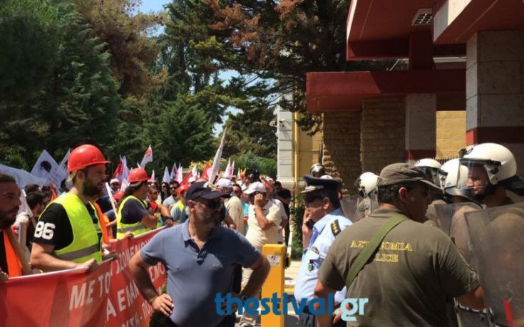 Μπογιές στο Γ’ Σώμα Στρατού και διαμαρτυρία εν πλω από το ΠΑΜΕ