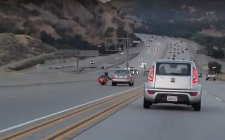 Μοτοσικλετιστής κλωτσάει αυτοκίνητο εν κινήσει κι ακολουθεί χάος