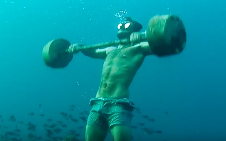 Ο τύπος που κάνει υποβρύχια άρση βαρών