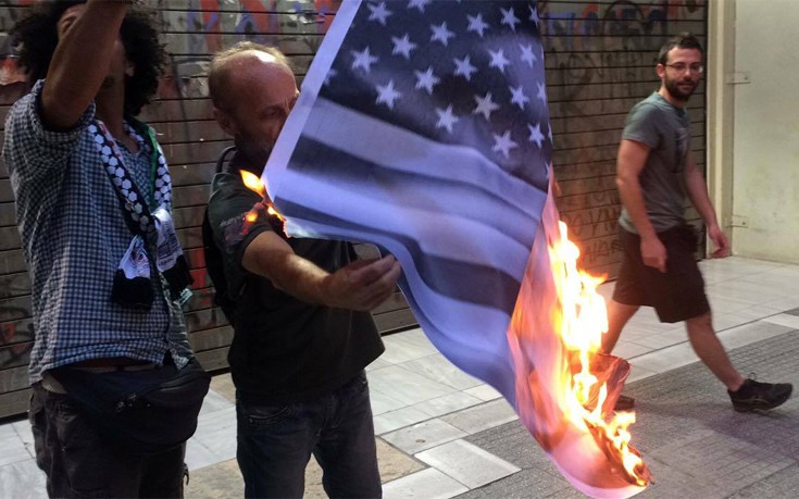 Διαδηλωτές έκαψαν σημαία Ισραήλ-ΗΠΑ στη Θεσσαλονίκη