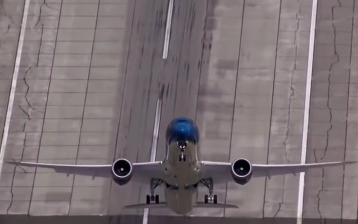 Αεροπλάνα απογειώνονται κατακόρυφα και κόβουν την ανάσα