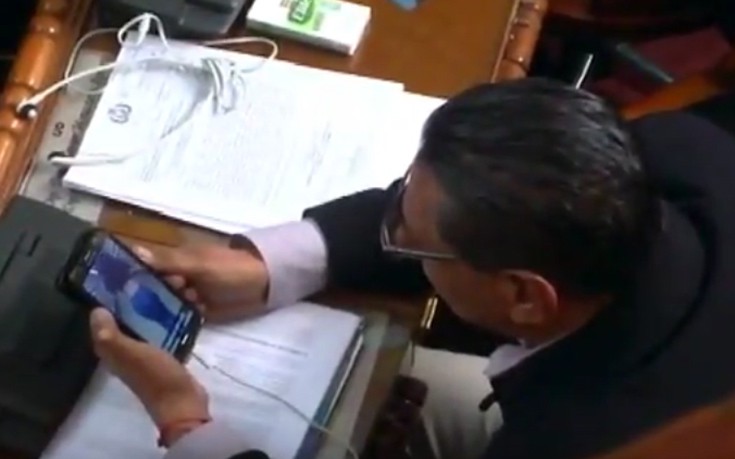 Βουλευτής στη Βολιβία απολάμβανε οπίσθια στο κινητό του μέσα στο Κοινοβούλιο