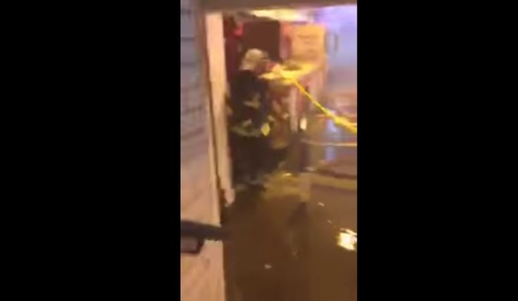 Ώρες αγωνίας στον φλεγόμενο πύργο του Λονδίνου, ένοικοι καλούν σε βοήθεια
