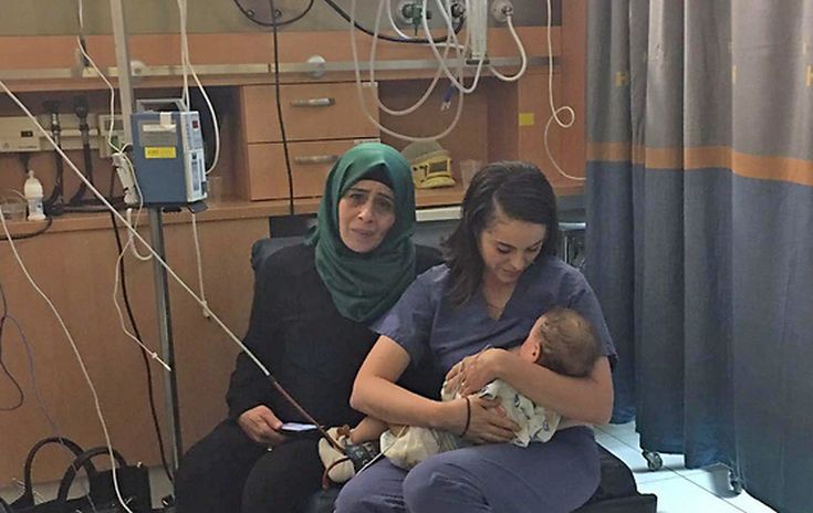 Ισραηλινή νοσοκόμα θήλασε μωρό Παλαιστινίων για να το σώσει
