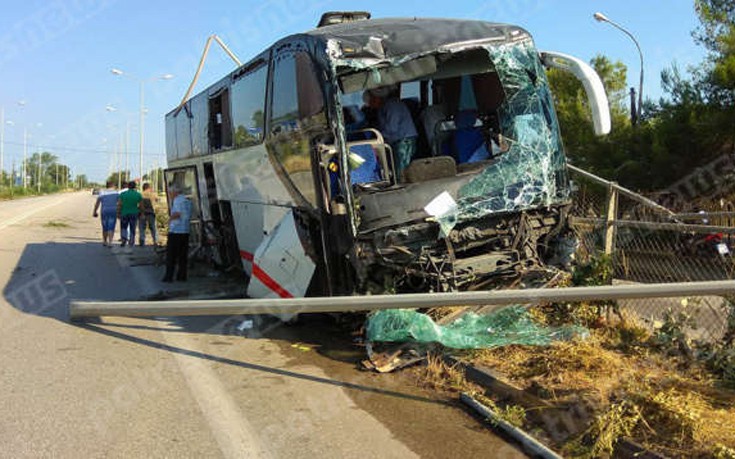 Ξηλώθηκαν προστατευτικές μπάρες και δέντρα από την «τρελή» πορεία λεωφορείου