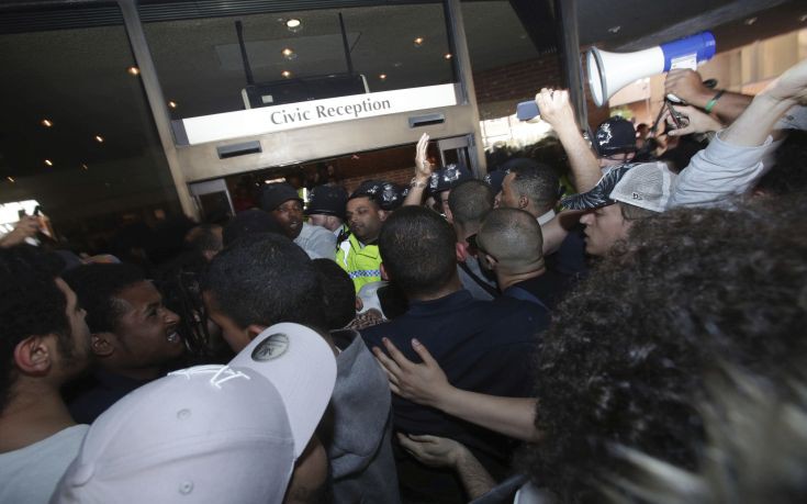 Συνοδεία αστυνομικών αποχώρησε η Μέι μετά από συνάντηση με οργισμένους πολίτες