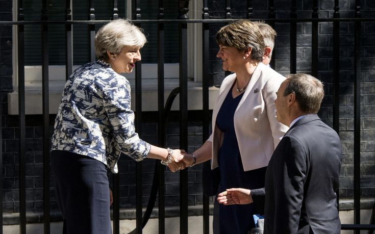 Συμφωνία για σχηματισμό κυβέρνησης ύστερα από δύο εβδομάδες συνομιλιών στη Βρετανία