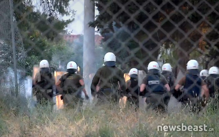 Πετροπόλεμος μεταξύ συγκεντρωμένων και ΜΑΤ στο Μενίδι