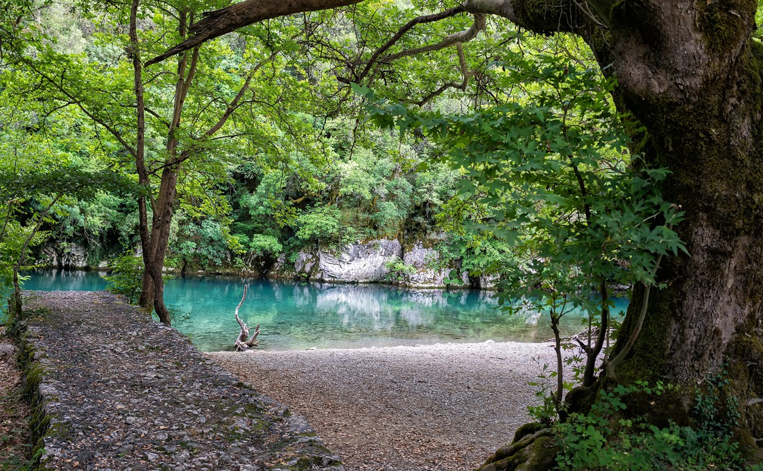 Απρόσμενες βουτιές σε λίμνες, ποτάμια και φαράγγια της Ελλάδας