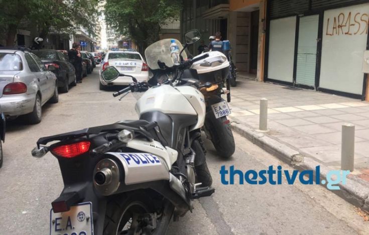 Έβγαλε όπλο έξω από σούπερ μάρκετ στη Θεσσαλονίκη