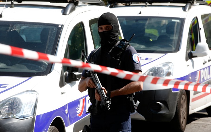 Άνδρας επιτέθηκε με μαχαίρι σε πλήθος στο Παρίσι
