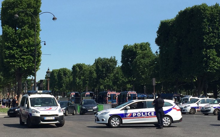 Σκόπιμα ο οδηγός έριξε το αυτοκίνητο πάνω στους στρατιώτες στο Παρίσι