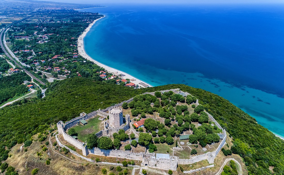 Η παραλία στη σκιά του κάστρου