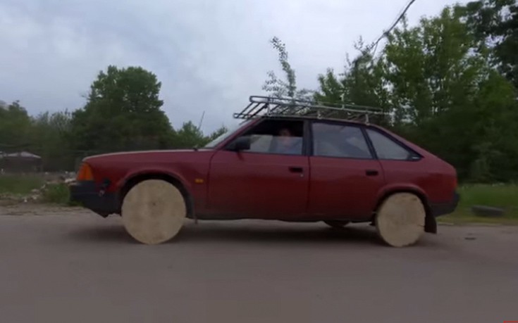 Ο Ρώσος με το αυτοκίνητο που έχει ξύλινες ρόδες