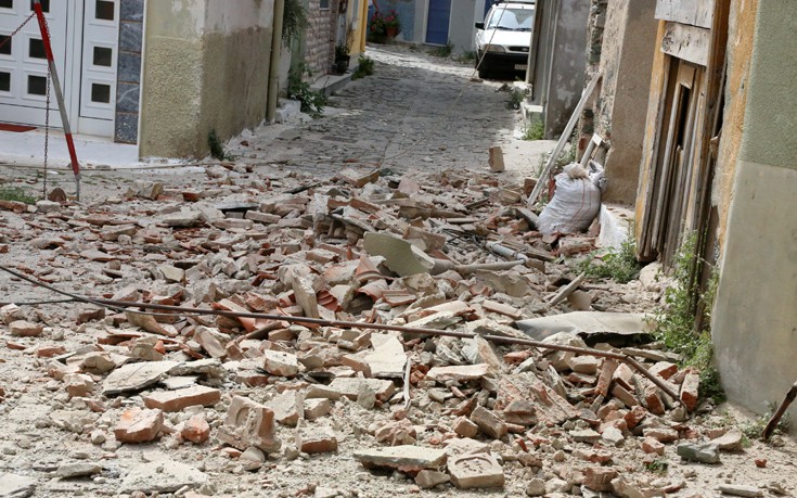 Φωτογραφίες από τις ζημιές που προκάλεσε ο σεισμός στο Πλωμάρι
