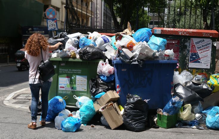 Εκρηκτικό κοκτέιλ με σκουπίδια, καύσωνα και ατμοσφαιρική ρύπανση