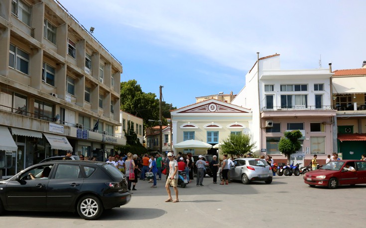 Σκηνές και νερό από το κέντρο υποδοχής προσφύγων στους σεισμόπληκτους της Λέσβου