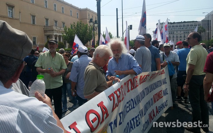 Σε εξέλιξη η διαμαρτυρία του ΠΑΜΕ έξω από τη Βουλή