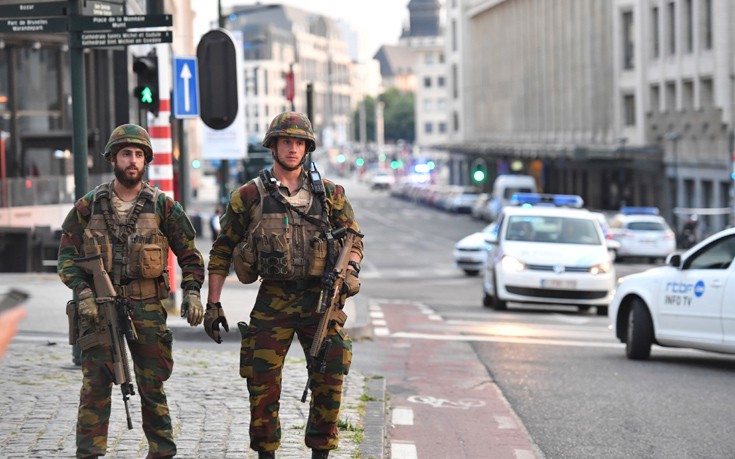 Άντρας επιτέθηκε με μαχαίρι σε στρατιώτες στο κέντρο των Βρυξελλών