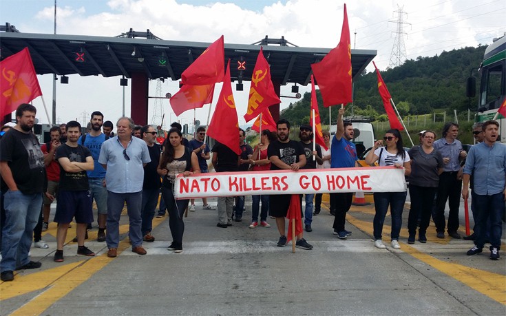 Μέλη του ΚΚΕ μπλόκαραν ΝΑΤΟική δύναμη από την Αλβανία στην Κοζάνη