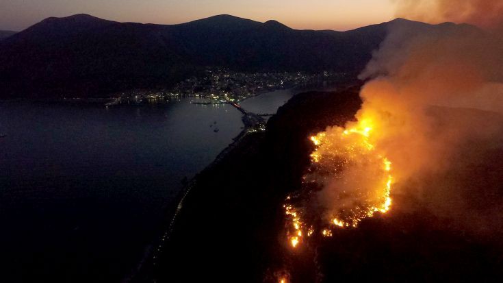 Μάχη με τη φωτιά στο κάστρο στη Μονεμβασιά