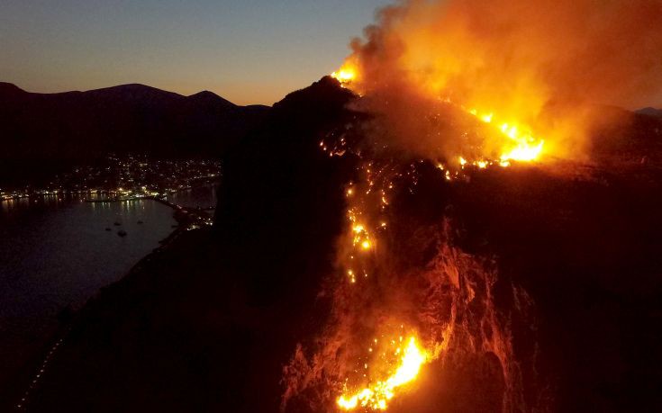 Φωτογραφίες που κόβουν την ανάσα από τη φωτιά στο κάστρο της Μονεμβασιάς