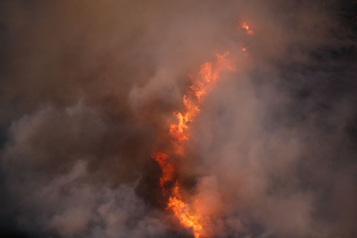 Μαίνεται η πυρκαγιά στα Καλύβια