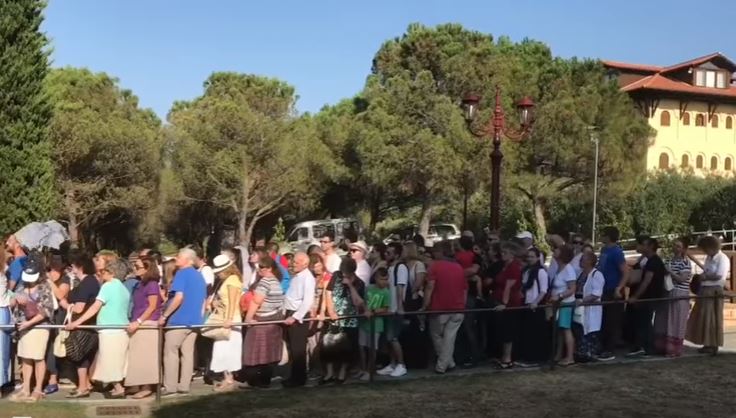 Xιλιάδες πιστοί συρρέουν στον τάφο του Αγίου Παΐσιου