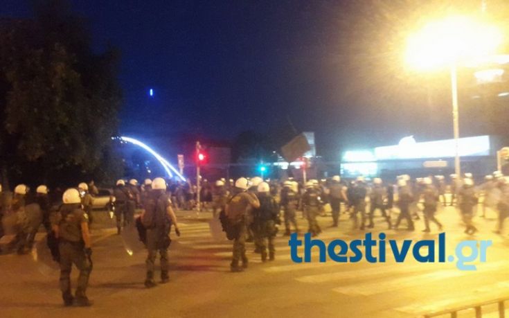 Μικροσυμπλοκές μεταξύ διαδηλωτών και ΜΑΤ στη Θεσσαλονίκη