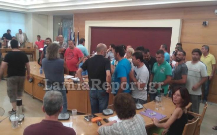 Κατάληψη της αίθουσας του ΔΣ Λαμιέων από συμβασιούχους καθαριότητας