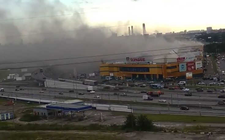 Μεγάλη φωτιά σε εμπορικό στη Μόσχα